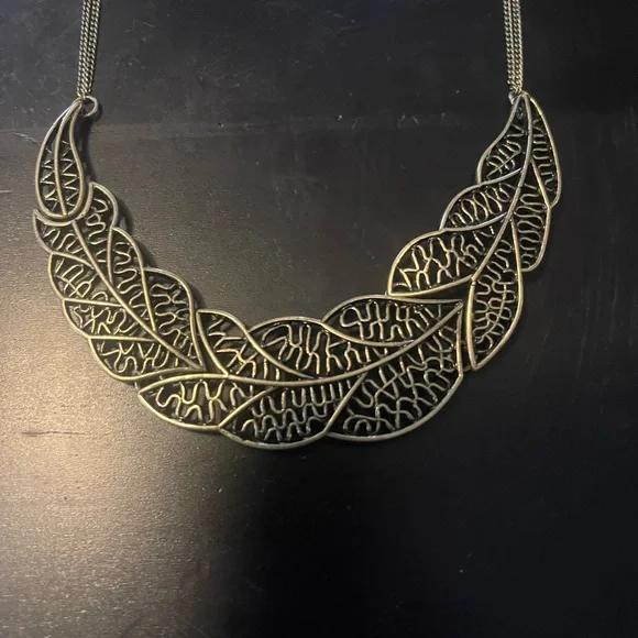 ModCloth leaves necklace - Picture 3 of 3